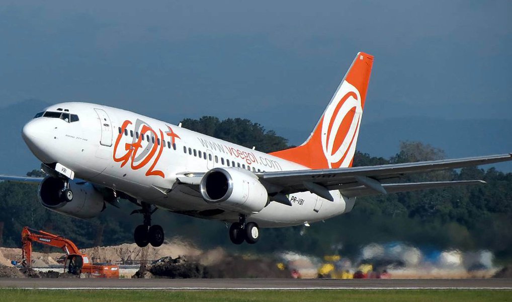 Vice-presidente financeiro da Gol, Edmar Lopes Neto, disse nesta segunda-feira, 4, que a companhia aérea viu com otimismo a adesão de cerca de 20% do total de detentores de bônus à sua oferta de troca de dívida; empresa informou que a oferta de permuta, que previa uma redução de até 70 por cento no valor da face dos papéis, teve adesão de US$ 174,7 milhões de um total de US$ 780 milhões pretendidos pela companhia