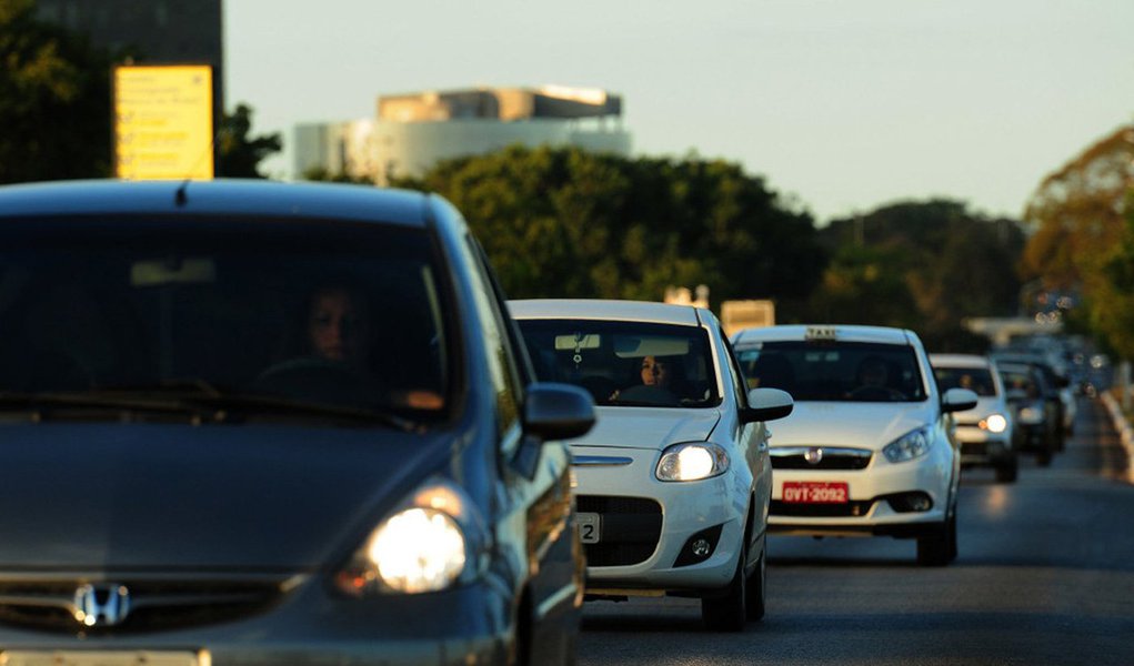 O Departamento de Estradas de Rodagem (DER-DF) finalizou passada a instalação de placas de sinalização informando sobre a obrigatoriedade do uso do farol baixo nas Estradas Parques do Distrito Federal; com isso, motoristas que trafegaram nesta semana sem acender o farol já podem ter sido multados; a instalação de placas de sinalização foi a condição imposta pela Justiça para que a cobrança de multas relacionadas à infração pudesse voltar a ser efetuada