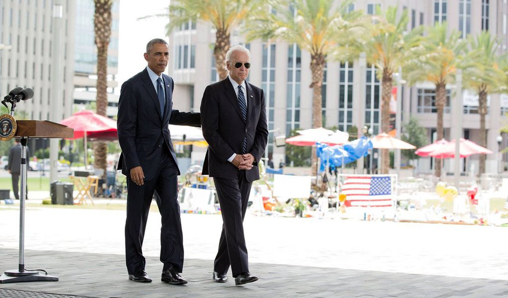 Acompanhado do vice-presidente dos EUA, Joe Biden, o líder norte-americano foi à cidade prestar solidariedade aos sobreviventes e familiares das vítimas do ataque à boate gay Pulse no dia 12 de junho, que deixou 50 mortos, entre eles o atirador, Omar Mateen; 'Mais uma vez abracei famílias de luto', disse presidente norte-americano, que instou Senado a aprovar medidas para restringir acesso a armas de fogo no país