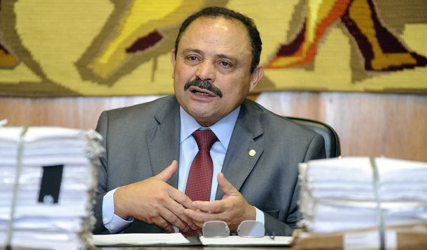 Ministro do STF Marco Aurélio Mello determinou a quebra do sigilo bancário do presidente interino da Câmara, Waldir Maranhão (PP-MA), por "fortes indícios" de envolvimento em fraudes com institutos de previdência de servidores públicos; segundo a PGR, há suspeitas de que Maranhão, "mediante recebimento de vantagem indevida, teria atuado em diversas prefeituras em favor de esquema fraudulento de investimento nos regimes de Previdência" de prefeituras