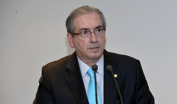 A defesa do presidente afastado da Câmara, Eduardo Cunha (PMDB-RJ), classificou de “manobra” o parecer do relator, Marcos Rogério (DEM-RO), pedindo a cassação do mandato de Cunha no Conselho de Ética por quebra de decoro parlamentar; no voto, Rogério afirmou ter encontrado provas suficientes de que Cunha recebeu recursos ilícitos no exterior por meio de trustes e que, por isso, teria mentido em depoimento à CPI da Petrobras ao negar as contas fora do Brasil