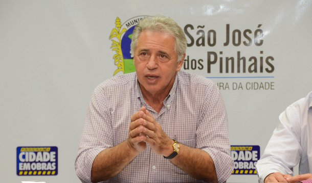 A Justiça de São José dos Pinhais, na Região Metropolitana de Curitiba, determinou o bloqueio de bens do prefeito Luiz Carlos Setim (DEM), da mulher dele Neide Setim, secretária de Educação, e de outras seis pessoas por indícios de irregularidades na condução de uma licitação para contratação de serviço especializado em educação; promotores também apuraram pagamentos de serviços não prestados e a falta de fiscalização pelo município para a execução eficaz do contrato; cabe recurso