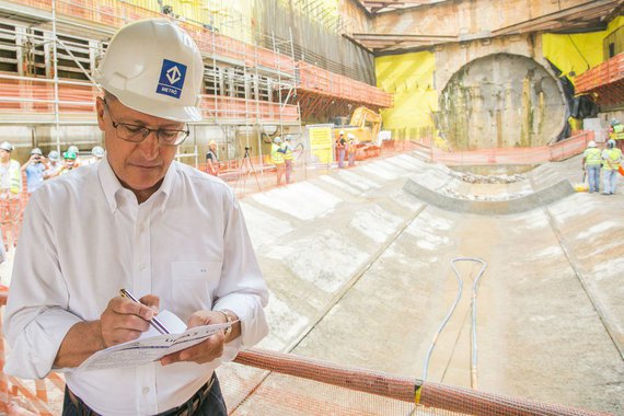 Um dia depois de vir à tona a denúncia de que José Serra recebeu da Odebrecht R$ 23 milhões em propina por meio de uma conta na Suíça, o fogo é disparado contra outro tucano; reportagem da revista Veja neste fim de semana aponta que o governador de São Paulo, Geraldo Alckmin (PSDB), também é citado na delação e confirma que Alckmin é o "Santo" das planilhas da empreiteira; a ele, foram pagos R$ 500 mil em duas parcelas, a pedido de um diretor de contrato da Odebrecht que era responsável pelas obras na Linha 4 do Metrô