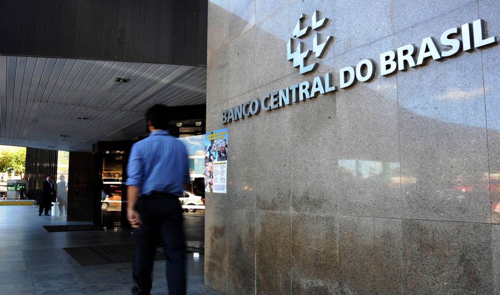Pela sétima vez seguida, o Banco Central não mexeu nos juros básicos da economia; por unanimidade, o Comitê de Política Monetária (Copom) manteve nesta quarta (8) a taxa Selic em 14,25% ao ano; a decisão era esperada pelos analistas, que preveem que a taxa permanecerá inalterada até o fim do ano; essa foi a última reunião do Copom comandada por Alexandre Tombini, que deverá assumir o posto de representante do Brasil no Fundo Monetário Internacional (FMI)