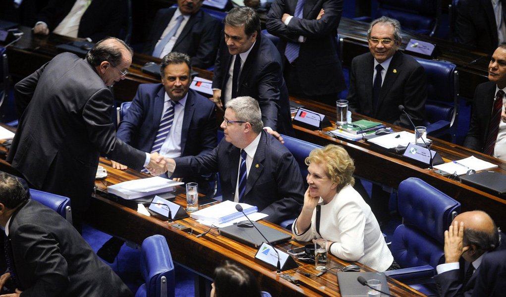 "Difícil convencer nossas entranhas a assistirem quietas que tantos que se serviram de ministérios, de poder e prestígio nos governos Dilma e Lula possam apunhalá-los e à democracia pelos pratos de lentilhas que Temer lhes dará", escreve o jornalista Fernando Brito, sobre a repulsa que sentiu ontem ao assistir à sessão do Senado que tornou Dilma ré