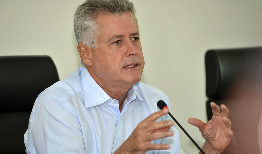 O governador do Distrito Federal, Rodrigo Rollemberg, defende que a renegociação das dívidas dos estados seja feita em caráter geral, mesmo reconhecendo as dificuldades do Rio de Janeiro, que decretou estado de calamidade; "É importante alinhar uma proposta dos governadores. A renegociação é fundamental para o Rio, São Paulo e Minas, por exemplo. Acho que o Rio merece nossa solidariedade nesse momento difícil. Perdeu muitos recursos em função da redução do preço do petróleo. Mas o governo também precisa olhar para os demais Estados. O melhor seria fazer uma renegociação de caráter geral e depois uma mais específica, atendendo a cada federação", afirmou