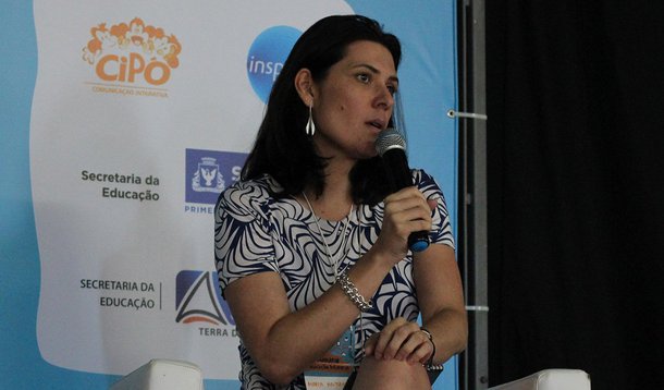 A educadora Maria Antonia Goulart, mulher do senador Lindbergh Farias (PT-RJ), afirmou que os vídeos que estão circulando com o registro das agressões sofridas por ela e o marido na saída de um restaurante no Rio não mostram toda a discussão; as imagens mostram Lindbergh sendo xingado de "ladrão" e "pilantra" por um homem e uma mulher bastante alterados; a esposa dele afirmou que, na edição, foi retirada a agressão sofrida por ela; ela conta ter sido jogada no chão e machucado os joelhos e os antebraços