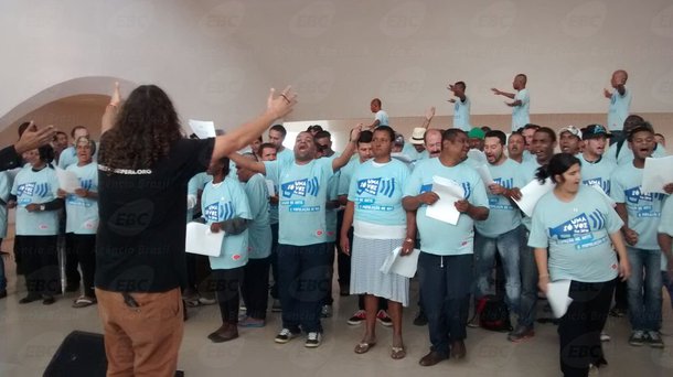 Os visitantes do Museu do Amanhã neste sábado (23) foram surpreendidos com a performance, durante meia hora, de cerca de 100 moradores de rua no foyer do espaço cultural, localizado na Praça Mauá, na revitalizada região portuária da cidade. A apresentação foi a primeira no Rio do projeto Uma Só Voz (WithOneVoice), nascido durante os Jogos de Londres, em 2012, e pioneiro na inclusão da população de rua na agenda artística oficial das Olimpíadas