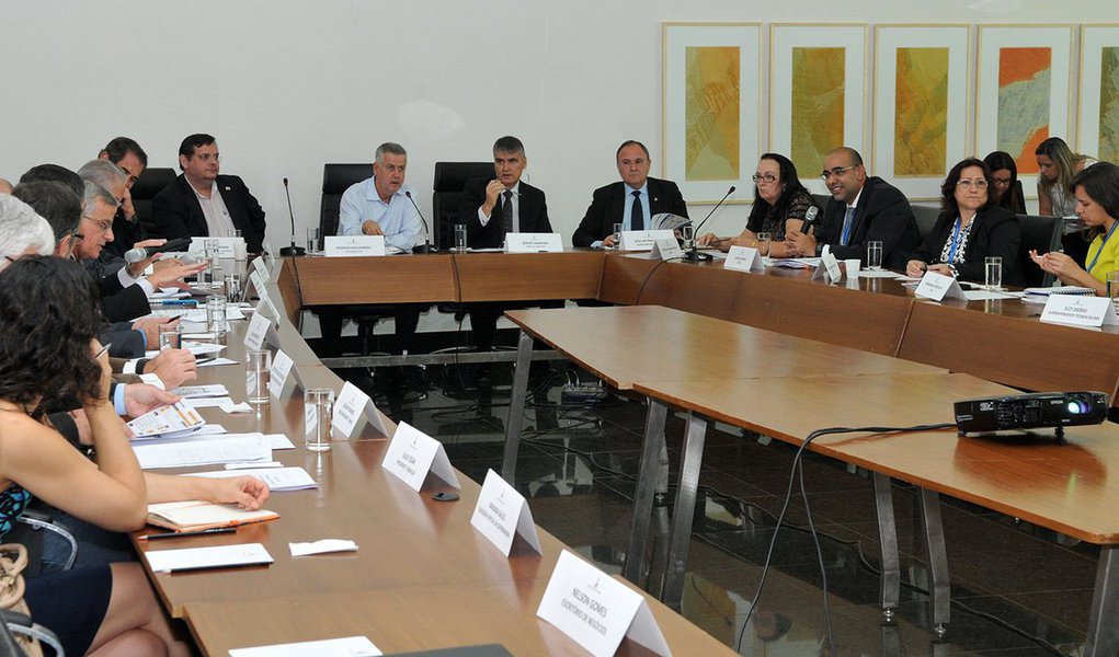 O governo do Distrito Federal e a Caixa Econômica analisaram os contratos de financiamento com recursos do FGTS para as obras de infraestrutura, saneamento e mobilidade em diversas regiões administrativas/ são mais de R$ 3 bilhões em recursos; destes, R$ 766,4 milhões foram aplicados/ a prioridade do encontro foi desfazer entraves em iniciativas que atenderão à população de áreas como Buritizinho, em Sobradinho II; Sol Nascente, em Ceilândia; e a região de Mestre D’Armas e Arapoanga, em Planaltina"; "Queremos resolver os gargalos, em especial, das obras com interesse social. Nossa prioridade são as áreas com população de baixa renda", disse o governador Rodrigo Rollemberg após o encontro com membros da CEF