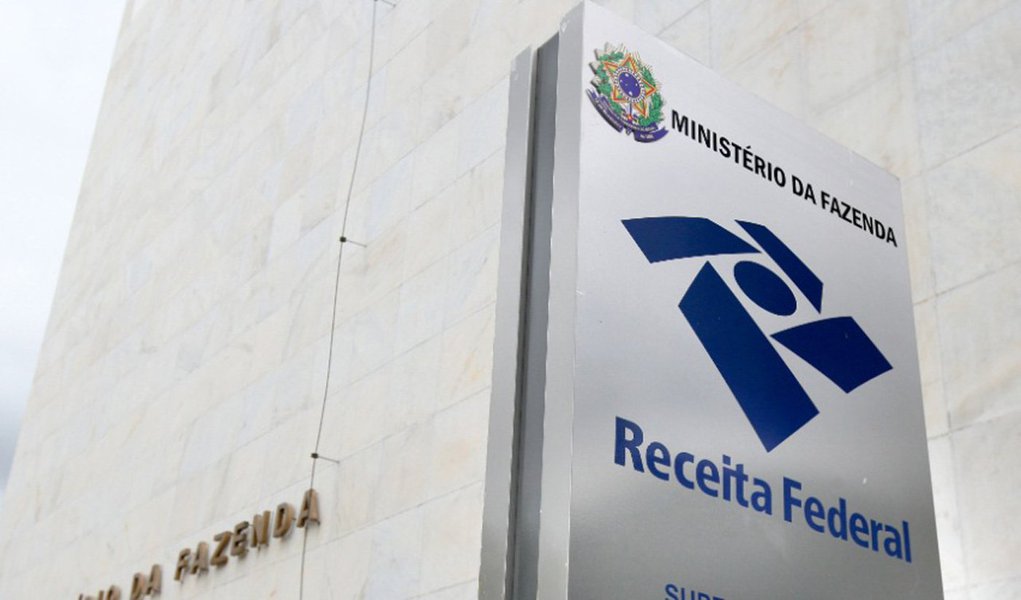 Michel Temer recebe pressão de parlamentares para propor um Refis (programa de refinanciamento de dívidas) específico para débitos previdenciários, segundo a colunista Natuza Nery; deputados propõem o lançamento do programa em troca de uma reforma da Previdência menos amarga; cálculos iniciais indicam que hoje há cerca de R$ 370 bilhões em dívidas previdenciárias com a União; no total, o estoque de débitos federais chega a quase R$ 2 trilhões
