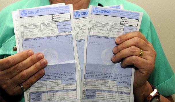 A Agência Reguladora de Águas, Energia e Saneamento Básico do Distrito Federal (Adasa) anunciou a implantação da tarifa de contingência, que poderá aumentar em até 40% a conta de água; o valor varia de acordo com a categoria e a faixa de consumo; a resolução será discutida em audiência pública na próxima segunda-feira (3), no auditório da Adasa, em Brasília; atualmente, os reservatórios do Descoberto e de Santa Maria operam com o limite de 34,7% e 48%, respectivamente