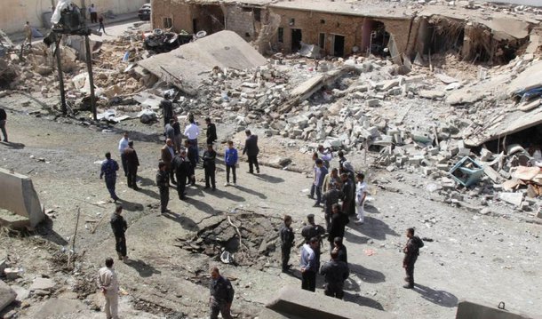 Pelo menos 35 membros do Estado Islâmico morreram em um ataque do exército iraquiano em resposta à ofensiva lançada pelo grupo terrorista à cidade de Hit, localizada na província oriental de Al Anbar, no Iraque, informou fonte policial; dezenas de combatentes do Estado Islâmico, entre eles oito suicidas que usavam cintos com explosivos, atacaram Hit, mas acabaram cercados pelas tropas iraquianas no centro da cidade