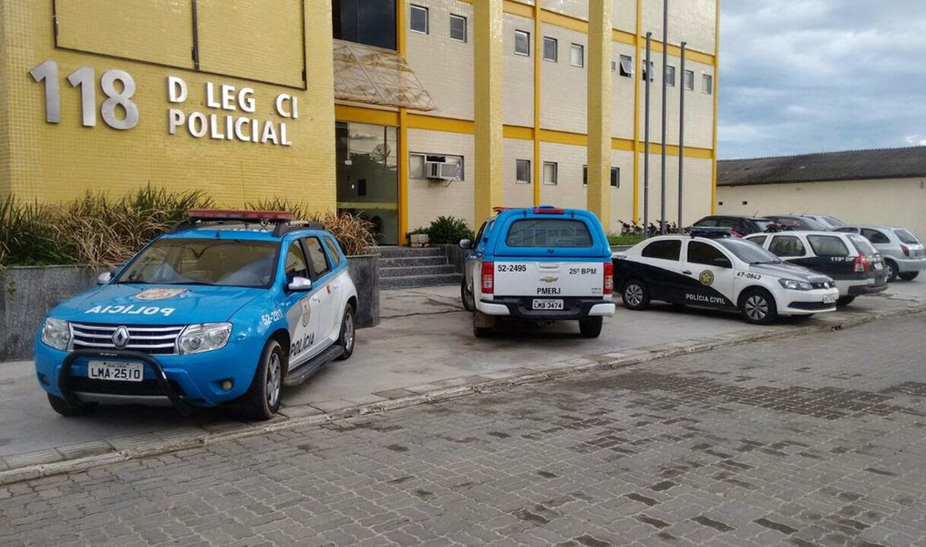 Policiais civis fazem uma operação para cumprir 14 mandados de prisão de suspeitos de vender drogas e cometer homicídios no município de Araruama, na Região dos Lagos fluminense; além dos mandados de prisão, estão sendo cumpridos 24 mandados de busca e apreensão