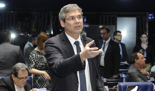 Senador Lindbergh Farias (PT-RJ), líder da minoria no Senado, acusou o presidente interino de realizar um ajuste fiscal que sacrifica direitos sociais e trabalhistas e de “desmontar” a rede de bem-estar social do Estado brasileiro; "Quem está pagando a conta do ajuste? São só os pobres. Cadê a contribuição dos mais ricos? Eles fizeram um pacto das elites. Esse governo tem dificuldade no meio do povo, mas faz tempo que a gente não vê uma unidade tão grande das elites em torno de um projeto", afirmou