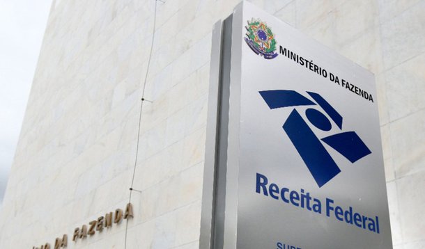 Michel Temer recebe pressão de parlamentares para propor um Refis (programa de refinanciamento de dívidas) específico para débitos previdenciários, segundo a colunista Natuza Nery; deputados propõem o lançamento do programa em troca de uma reforma da Previdência menos amarga; cálculos iniciais indicam que hoje há cerca de R$ 370 bilhões em dívidas previdenciárias com a União; no total, o estoque de débitos federais chega a quase R$ 2 trilhões