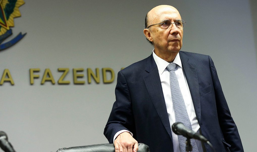 O ministro da Fazenda, Henrique Meirelles, não descartou a possibilidade de o governo aumentar tributos para cumprir a meta de deficit de R$ 139 bilhões para o Governo Central para o próximo ano; segundo ele, somente no fim de agosto, quando o projeto do Orçamento do próximo ano será enviado ao Congresso, a equipe econômica definirá se será necessário elevar impostos para obter receitas adicionais de R$ 55 bilhões em 2017