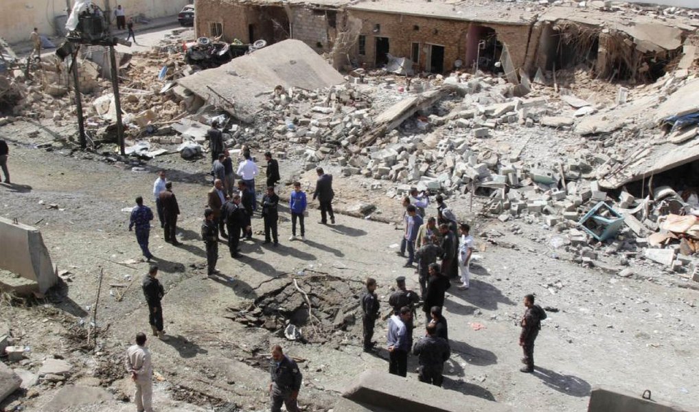 Pelo menos 35 membros do Estado Islâmico morreram em um ataque do exército iraquiano em resposta à ofensiva lançada pelo grupo terrorista à cidade de Hit, localizada na província oriental de Al Anbar, no Iraque, informou fonte policial; dezenas de combatentes do Estado Islâmico, entre eles oito suicidas que usavam cintos com explosivos, atacaram Hit, mas acabaram cercados pelas tropas iraquianas no centro da cidade