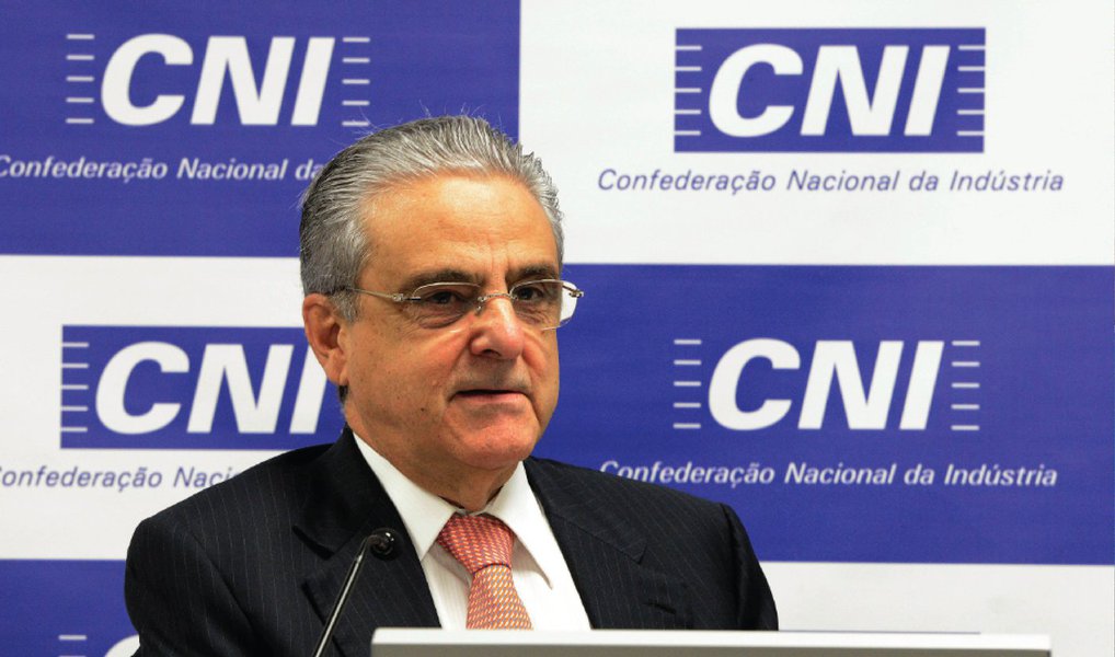 Depois da repercussão de declarações feitas durante evento realizado nesta sexta (8) em Brasília, com a presença do interino Michel Temer, o presidente da Confederação Nacional da Indústria (CNI), Robson Braga de Andrade, divulgou nota para afirmar que ele "JAMAIS" defendeu o aumento da jornada de trabalho; "A CNI tem profundo respeito pelos trabalhadores brasileiros e pelos direitos constitucionais, símbolo máximo das conquistas sociais de nossa sociedade", afirma a entidade, lembrando que a jornada semanal, pela Constituição, é de no máximo 44 horas