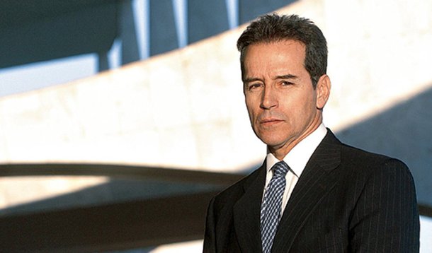 A 1ª Vara da Fazenda Pública do Distrito Federal indeferiu o pedido de bloqueio de bens do ex-senador Luiz Estevão e mais três ex-agentes do sistema carcerário do DF, acusados de improbidade por terem aceitado que o ex-parlamentar pagasse a reforma da ala do presídio onde cumpre pena em troca de supostos benefícios; a justiça entendeu que não estavam presentes os requisitos necessários para conceder a antecipação de tutela e consequente bloqueio de bens, pois não houve demonstração de prejuízo aos cofres públicos