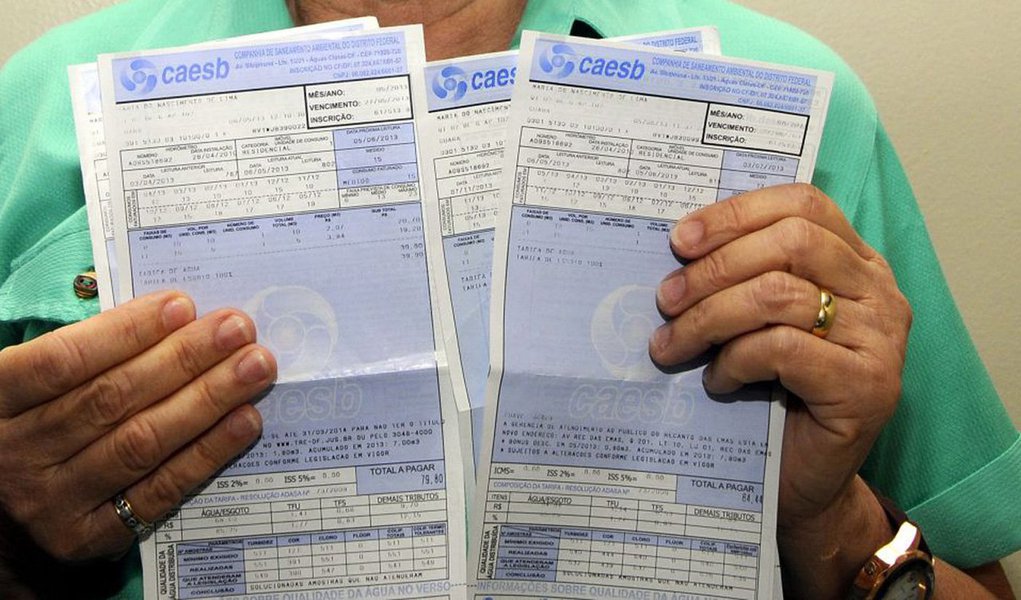 A Agência Reguladora de Águas, Energia e Saneamento Básico do Distrito Federal (Adasa) anunciou a implantação da tarifa de contingência, que poderá aumentar em até 40% a conta de água; o valor varia de acordo com a categoria e a faixa de consumo; a resolução será discutida em audiência pública na próxima segunda-feira (3), no auditório da Adasa, em Brasília; atualmente, os reservatórios do Descoberto e de Santa Maria operam com o limite de 34,7% e 48%, respectivamente