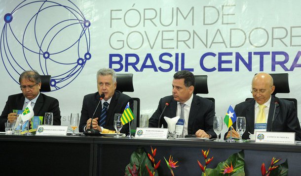 Governadores do Consórcio Interestadual de Desenvolvimento do Brasil Central aprovaram a proposta de um mercado comum para as unidades da Federação que compõem o grupo: Distrito Federal, Goiás, Mato Grosso, Mato Grosso do Sul, Rondônia e Tocantins. A ideia é oferecer alíquotas vantajosas para produtos de interesse de cada local e promover mais emprego e renda; o governador de Brasília, Rodrigo Rollemberg, reforçou que a medida será importante diante do potencial da região; "Todos compram muito e compram fora"; de acordo com o presidente do consórcio e governador de Goiás, Marconi Perillo, foi estabelecido prazo de seis meses para que, com a ajuda de consultoria especializada, sejam identificadas as necessidades e definido o modelo