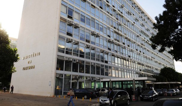 Texto da proposta de emenda à Constituição (PEC) encaminhado pelo Ministério da Fazenda ao presidente interino Michel Temer prevê a fixação de um teto para os gastos públicos por 20 anos; limite do crescimento dos gastos do governo poderá ser alterado a partir do décimo ano de vigência do novo regime fiscal, mas apenas por lei aprovada pelo Congresso Nacional