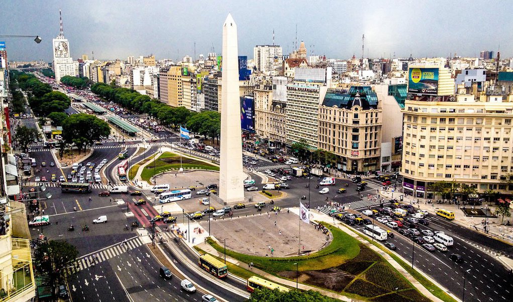 PIB da Argentina caiu 0,7% no primeiro trimestre de 2016 em comparação com o último trimestre de 2015, o que significa que o país acumula três trimestres consecutivos com sua economia em recessão; segundo o Instituto Nacional de Estatística e Censos da Argentina, ao mesmo tempo a economia argentina cresceu meio ponto entre janeiro e março deste ano, em comparação com o mesmo período de 2015