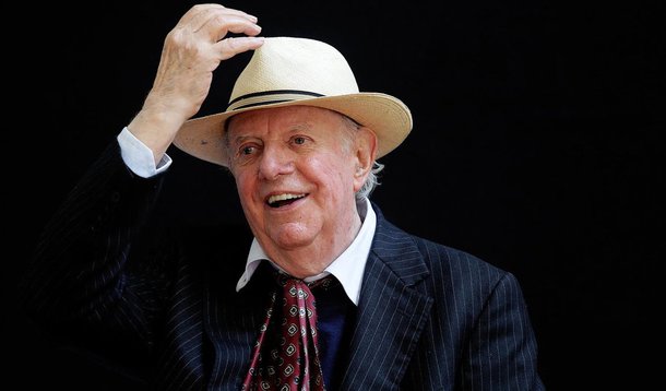 Vencedor do Prêmio Nobel de Literatura, o dramaturgo, diretor e ativista político italiano Dario Fo, um satirista aclamado que provocou a igreja e o Estado, morreu aos 90 anos de idade; famoso por sua sátira política cortante em peças como "Morte Acidental de Um Anarquista", Fo conquistou o Nobel em 1997