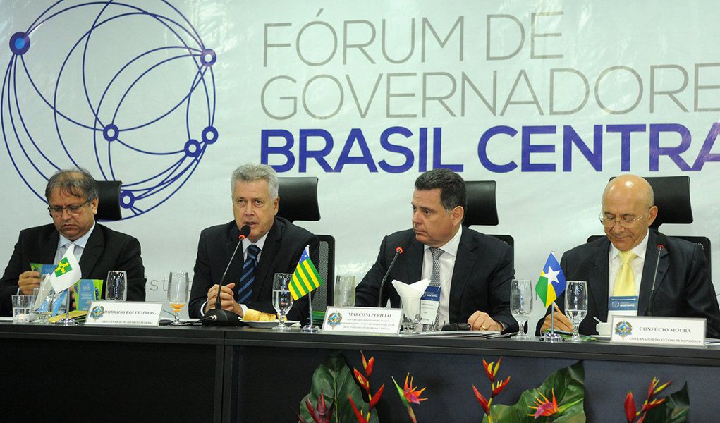 Governadores do Consórcio Interestadual de Desenvolvimento do Brasil Central aprovaram a proposta de um mercado comum para as unidades da Federação que compõem o grupo: Distrito Federal, Goiás, Mato Grosso, Mato Grosso do Sul, Rondônia e Tocantins. A ideia é oferecer alíquotas vantajosas para produtos de interesse de cada local e promover mais emprego e renda; o governador de Brasília, Rodrigo Rollemberg, reforçou que a medida será importante diante do potencial da região; "Todos compram muito e compram fora"; de acordo com o presidente do consórcio e governador de Goiás, Marconi Perillo, foi estabelecido prazo de seis meses para que, com a ajuda de consultoria especializada, sejam identificadas as necessidades e definido o modelo