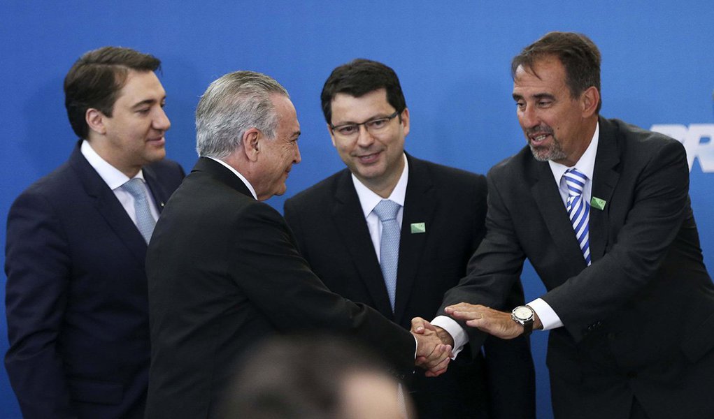Novo presidente da Caixa Econômica afirmou que a instituição irá retomar "imediatamente" as obras de 80 mil unidades residenciais do programa Minha casa, Minha Vida que estão paralisadas; segundo Gilberto Occhi, uma reunião com o ministro das Cidades, Bruno Araújo, para tratar do assunto já está agendada para acontecer na próxima semana; "Vamos colocar o pé no acelerador", assegurou