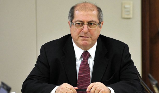 A prisão do ex-ministro Paulo Bernardo atingiu o núcleo de defesa da presidente eleita Dilma Rousseff na Comissão Processante do Impeachment do Senado em fase de oitiva de testemunhas de defesa, a comissão abriu a sessão sem a presença da senadora Gleisi Hoffmann (PT-PR), esposa de Paulo Bernardo e integrante da linha de frente da defesa de Dilma na comissão, ao lado de Vanessa Grazziotin (PCdoB-AM) e Lindbergh Farias (PT-RJ); Lindbergh questionou sobre possíveis motivações políticas no fato de a operação ter sido deflagrada no momento atual, em que o Senado julga o impeachment de Dilma, mas negou que isso vá afetar a defesa da petista