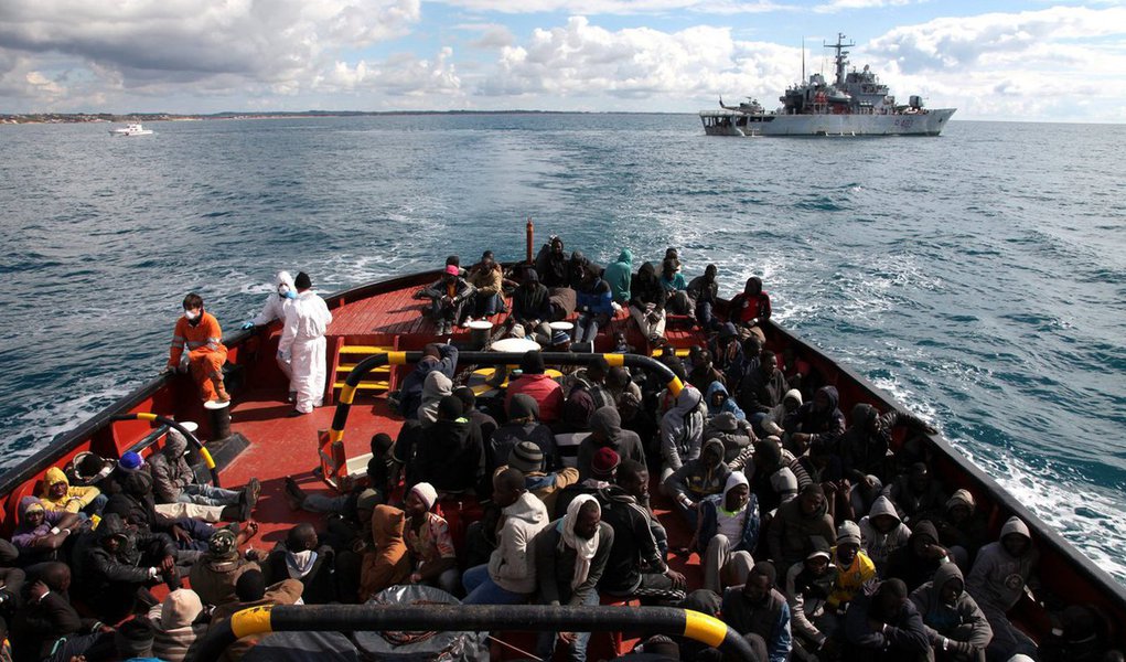 Cerca de 6,5 mil imigrantes foram salvos na costa da Líbia durante 40 missões separadas de resgate na segunda-feira, informou a Guarda Costeira da Itália pelo Twitter, em um dos maiores influxos de refugiados em um só dia até agora neste ano; cerca de 105 mil imigrantes chegaram à Itália até o momento em 2016 e estima-se que 2.726 homens, mulheres e crianças morreram tentando realizar a jornada