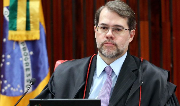 O ministro do Supremo Tribunal Federal (STF) Dias Toffoli vai decidir o pedido do Senado para anular os mandados de busca e apreensão cumpridos no apartamento funcional da senadora Gleisi Hoffmann (PT-PR) durante a Operação Custo Brasil; durante o período do recesso do Judiciário, o processo passou a ser analisado pelo presidente do Supremo, Ricardo Lewandowski, no entanto, o ministro decidiu na última sexta-feira (8) que o processo deve ser remetido relator, Dias Toffoli, por não se tratar de questão urgente a ser decidida pela presidência do tribunal