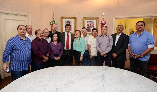 O governador Flávio Dino assinou investimentos para fornecimento de equipamentos da ordem de R$ 5 milhões que beneficiarão 30 municípios maranhenses; foi anunciada a execução de obras e serviços em projetos ligados às cadeias produtivas dos programas ‘Mais Produção’, ‘Água para Todos’ e ‘Salangô II’; de acordo com o chefe do executivo, a criação do Sepab estimula as principais vocações econômicas do estado, com investimentos de aproximadamente R$ 2 bilhões para o fomento de 10 produtos prioritários; dentre dessas prioridades, as ordens de serviços assinadas nesta quarta-feira englobam o estímulo ao crescimento da produção de arroz e de leite, além da retomada do Projeto Salangô II, em São Mateus
