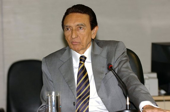 A Procuradoria Geral da República está investigando o senador Edison Lobão por possível fraude no fundo de pensão Petros, dos funcionários da Petrobras; investigadores do grupo de trabalho da Operação Lava Jato solicitaram ao ministro Teori Zavascki, relator do processo que investiga desvios na Petrobras no Supremo Tribunal Federal, acesso a documentos do Banco Central sobre a intervenção do falido banco BVA; objetivo é apurar se o ex-ministro de Minas e Energia teve ingerência num investimento feito pela Petros num fundo estruturado pela instituição financeira