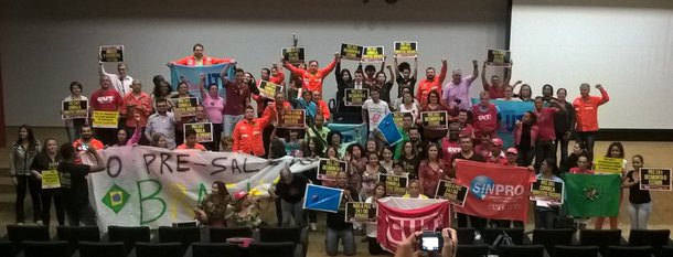 Militantes da Central Única dos Trabalhadores, reunidos para protestar no Congresso, dizem estar "sitiados na Câmara, sem água, banheiro ou comida, a mando de Rodrigo Maia", presidente da Casa; após a audiência sobre a PEC 241, os manifestantes que lotavam o auditório tentaram se instalar nas galerias do plenário para acompanhar a votação do projeto sobre o pré-sal, mas foram barrados pela segurança legislativa, o que causou protestos, confusão, truculência e ameaças de prisão das lideranças da CUT