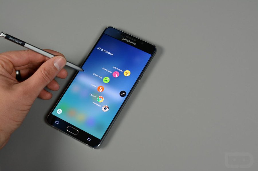 A Samsung pediu neste sábado que usuários de seus telefones Galaxy Note 7 devolvam os aparelhos o mais rápido possível como parte de um recall dos equipamentos, que podem pegar fogo; a maior fabricante mundial de smartphones disse na semana passada que irá substituir todos os telefones Note 7 em 10 mercados, incluindo Coreia do Sul e Estados Unidos, em um revés para a empresa, que estava contando com o modelo para elevar o ritmo de vendas em um momento em que rivais como a Apple lançam novos aparelhos