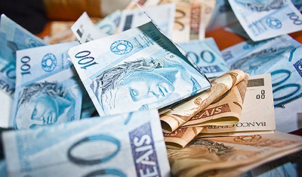 O governo estadual entregou, por meio da Secretaria de Estado do Planejamento e Orçamento (Seplan), a Proposta de Lei Orçamentária Anual – PLOA 2017 na Assembleia Legislativa; o documento, que contém as diretrizes a serem cumpridas em 2017 quanto aos gastos públicos do Estado, segue agora para apreciação dos deputados, e posterior votação até o fim do exercício; a proposta Orçamentária de 2017 estimou a Receita, e fixou a Despesa no valor de R$ 18.261.620.064,00 (dezoito bilhões, duzentos e sessenta e um milhões, seiscentos e vinte mil e sessenta e quatro reais); o montante representa R$ 1,6 bilhão a mais do que o aprovado na LOA 2016, com receita de R$ 16,6 bilhões e os gastos em igual valor