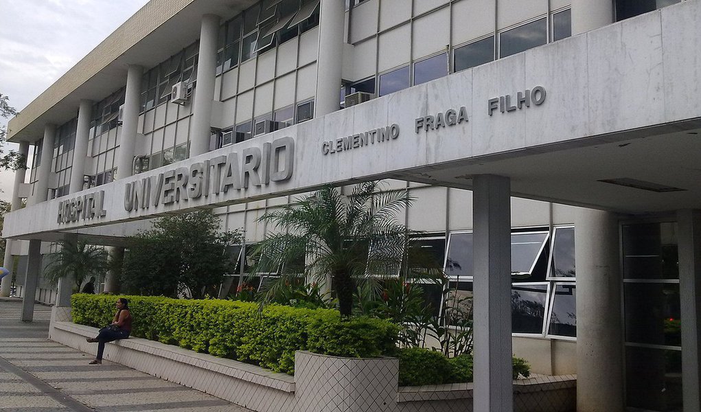 O Hospital Universitário Clementino Fraga Filho (HUCFF), da Universidade Federal do Rio de Janeiro (UFRJ), que há 15 anos tinha 500 leitos, atualmente dispõe de apenas 260; desses, 60 foram recentemente reformados mas não estão sendo utilizados por falta de profissionais; gestores da unidade calculam que são necessários mais 180 profissionais para o hospital, mas a contratação depende do Ministério da Educação (MEC), ao qual a universidade é vinculada