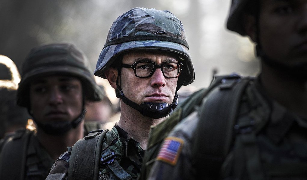Diretor inicialmente recusou quando foi perguntado se queria fazer um filme sobre o ex-membro na Agência Nacional de Segurança dos Estados Unidos (NSA) Edward Snowden; "Não queria fazer, não queria problemas", disse Stone; conhecido por filmes como "Platoon" e "Wall Street: Poder e Cobiça", ele disse ter mudado a cabeça após conhecer Snowden na Rússia; o filme traça a jornada de Snowden de um conservador agente da CIA a um membro da NSA, até deixar os EUA em 2013 e expor à população comum os programas de vigilância em massa do governo