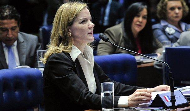 Senadora Gleisi Hoffmann (PT-PR) lembra aos senadores que "aqui não tem ninguém com condições para julgar ninguém; declaração foi interrompida pela manifestação indignada de outros senadores longe do microfone, entre eles, Ronaldo Caiado (DEM-GO), a quem Gleisi respondeu acusando: "o senhor é do trabalho escravo"; presidente do Supremo, Ricardo Lewandowski, que conduz a sessão, teve que suspender os trabalhos por alguns minutos para tentar restabelecer a ordem