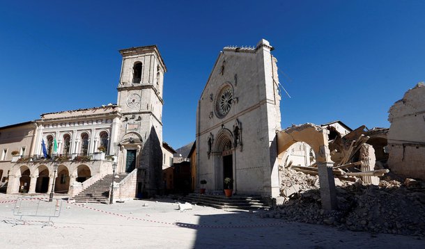 Tremor provocou danos "impressionantes" - nas palavras do primeiro-ministro Matteo Renzi - ao patrimônio histórico, cultural e religioso; a começar pela Basílica de San Benedetto, uma igreja construída no século 14 e que é símbolo da cidadezinha medieval de Norcia, na Úmbria, porém da qual restou apenas a fachada; todo o resto foi ao chão com o sismo, gerando algumas das imagens mais impactantes da tragédia