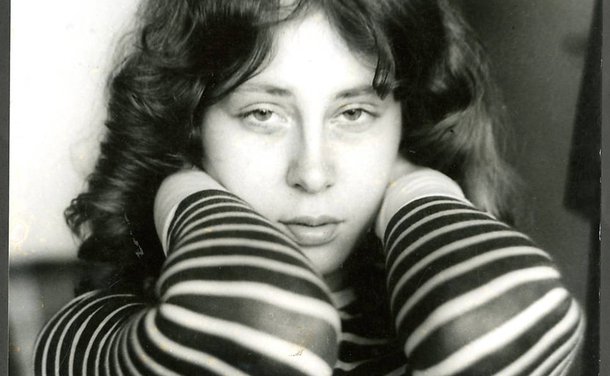 A literatura é uma morta. Uma mulher morta. Quando o mundo se desordena no sublime do pós gênero, a literatura ainda chafurda em modos cadavéricos numa festa que exalta o suicídio da musa