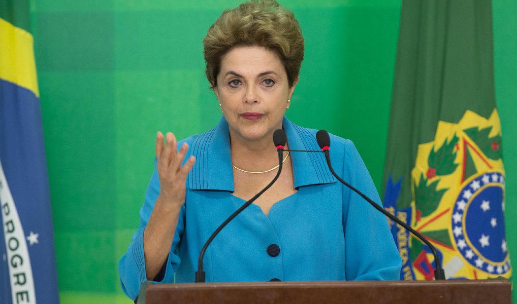 A assessoria da presidente Dilma Rousseff negou que Charles Capela de Abreu tenha sido assessor dela; o Estadão divulgou matéria na qual diz que agenda apreendida na casa de um funcionário da OAS tem registro de encontros com "assessor de Dilma"; "O Estadão erra ao afirmar, em reportagem divulgada nesta terça-feira (21) em seu site, que Charles Capela de Abreu foi assessor da presidenta Dilma Rousseff. Ele não trabalha nem nunca trabalhou diretamente com Dilma. O fato de investigadores terem apreendido na casa de um funcionário da OAS agenda com o registro de encontros do presidente da empreiteira com políticos não comprova qualquer tipo de participação e envolvimento da presidenta Dilma Rousseff", diz em nota
