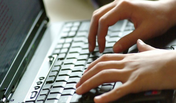 O entendimento é do Tribunal de Justiça de Minas Gerais, que isentou a Editora Abril de indenizar por um comentário feito por um leitor no site da revista Veja; no entendimento do desembargador, que reformou a decisão inicial, a empresa que possui um site não é obrigada a fazer fiscalização prévia dos comentários inseridos pelos leitores, sob pena de configurar censura ao exercício do direito à livre expressão