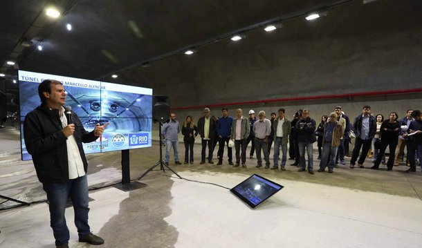 O prefeito Eduardo Paes visitou o novo Túnel Prefeito Marcello Alencar, que faz parte da reestruturação urbana da Região Portuária; o maior túnel subterrâneo do país substituirá o Elevado da Perimetral e terá a primeira galeria inaugurada no próximo dia 19 de junho; no local, Paes apresentou à imprensa como será a estrutura viária da região, a partir deste sábado (11/06), para a abertura da mais nova via subterrânea da cidade; com 3.382 metros, o Túnel Marcello Alencar vai do Armazém 8 do Cais do Porto à Praça XV e faz parte da nova Via Expressa, que substitui a Perimetral e ligará a Avenida Brasil e a Ponte Rio-Niterói ao Aterro do Flamengo