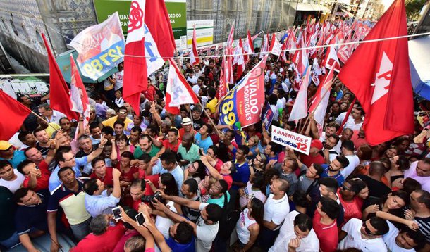 A campanha de reeleição do prefeito de São Luís, Edivaldo Holanda Junior (PDT), teve inicio com uma grande caminhada “Todos com Edivaldo”, pela Rua Grande; o candidato a reeleição pela coligação “Pra Seguir em Frente; “Com esta grandiosa caminhada estamos dando a largada para mais uma campanha, que se Deus quiser, será vitoriosa. Chegamos ao momento de conversar e mostrar o que fizemos das muitas ações e dos avanços que realizamos na cidade, porque São Luís não pode parar”, afirmou