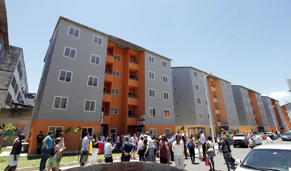 A Prefeitura do Rio de Janeiro, em parceria com o Governo Federal, agendou para o fim de junho a entrega de cinco mil unidades do programa "Minha Casa Minha Vida"; a Secretaria Municipal de Habitação e Cidadania (SMHC) está fazendo um mutirão para auxiliar os contemplados a concluírem as etapas necessárias para a entrega das chaves; aproximadamente mil pessoas, que foram contempladas e já entregaram a documentação necessária, ainda não compareceram nas reuniões convocadas pela secretaria para a escolha das unidades habitacionais