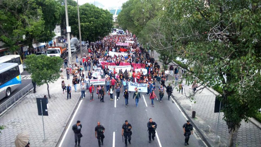 O Sindicato Estadual dos Profissionais de Educação do Rio de Janeiro (Sepe-RJ) orientou seus filiados a não aderirem à decisão da 2ª Vara da Infância, da Juventude e do Idoso determinando o retorno imediato das aulas no estado, estabelecida e disse que vai recorrer da decisão; os professores completam três meses de greve