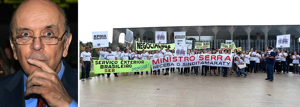 Desde segunda-feira 22, paralisação reivindica equiparação salarial do Serviço Exterior Brasileiro (SEB) com as demais carreiras típicas de estado e alega que a greve é motivada pelo fracasso nas negociações salariais; sindicalistas reclamam de falta de diálogo com o ministro interino José Serra; de acordo com a organizadora da manifestação que ocorreu na tarde desta terça em frente ao Palácio Itamaraty, na Esplanada dos Ministérios,  Suellen Paz, 50% dos postos, embaixadas e consulados aderiram à greve